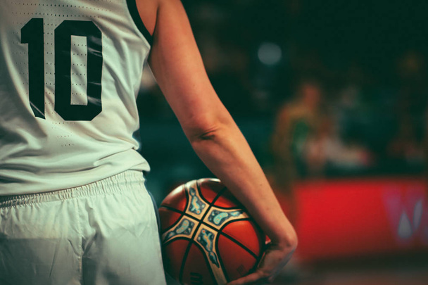 ESPANHA, TENERIFE - 23 de setembro de 2018: Copa do Mundo de Basquete Feminino 2018. Argentina jogador de basquete durante o jogo de basquete ARGENTINA vs AUSTRÁLIA no Quico Cabrera Arena em Santa Cruz de Tenerife, Espanha
. - Foto, Imagem