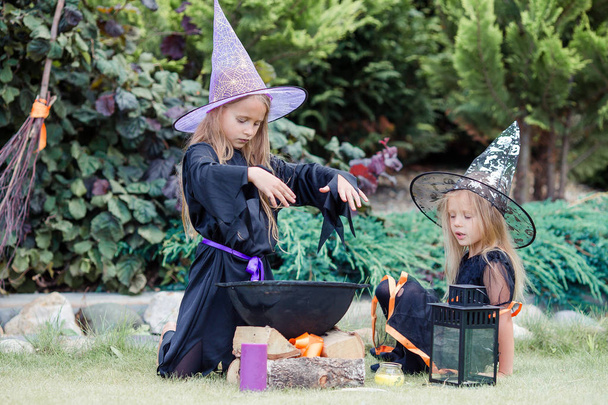 fröhliche Mädchen im Halloween-Kostüm mit Jack-Kürbis-Trick oder Leckerli - Foto, Bild