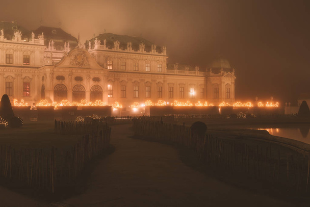 Belvedere palota, az éjszaka folyamán karácsonyi ünnepek a fények és a tündér köd with tükörképét a vízben, Bécs, Ausztria - Fotó, kép