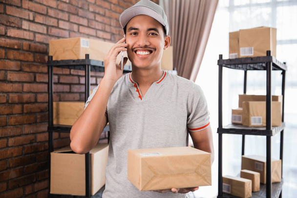 young asian delivery worker at his office - Foto, imagen