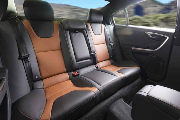 Sièges passagers arrière dans une voiture de luxe moderne, vue frontale
,  - Photo, image