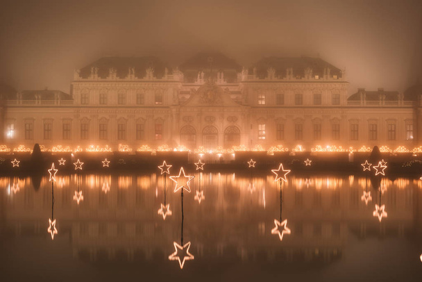 Belvedere Sarayı gece yansıması suda, Viyana, Avusturya ile ışıklar ve peri sis Noel tatili sırasında - Fotoğraf, Görsel