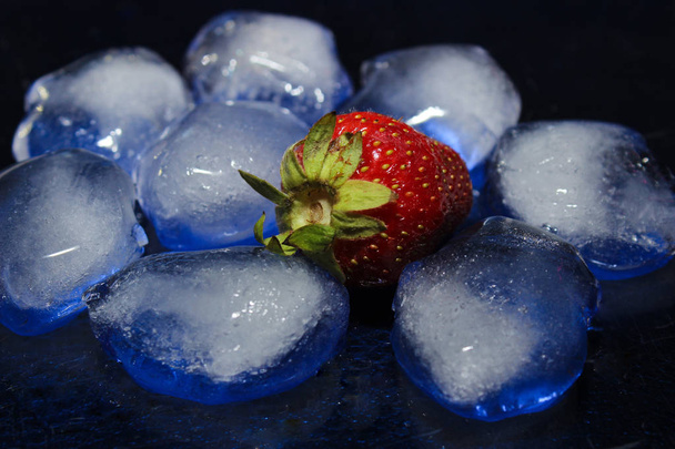Strawberries on ice cubes - Foto, imagen