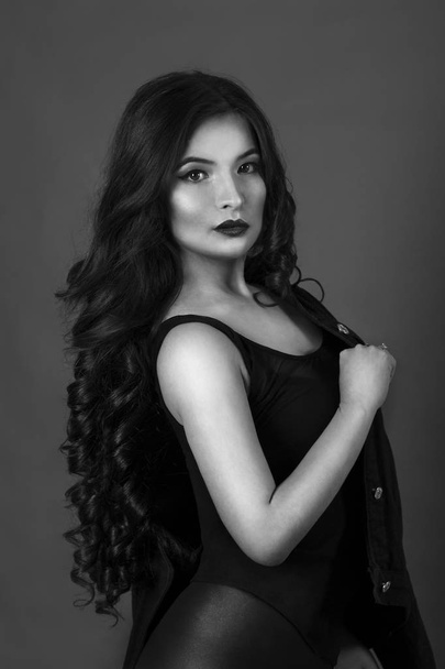 uzun kıvırcık saçlı kadın portre - Fotoğraf, Görsel