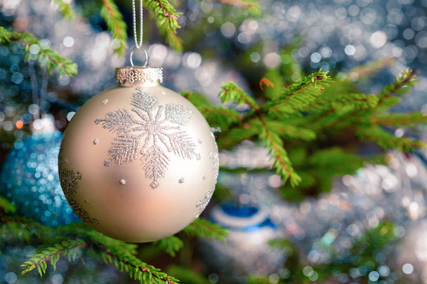 Boule de décoration sapin de Noël sur sapin de Noël décoré bac
 - Photo, image
