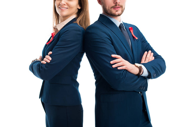 imagen recortada de empresarios con cintas rojas en trajes de pie con brazos cruzados aislados en blanco, concepto del día del sida mundial
 - Foto, imagen