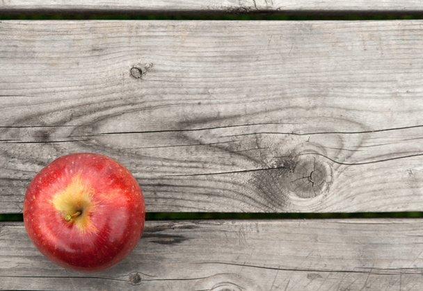 mela rossa su vecchio tavolo di legno dall'alto
 - Foto, immagini