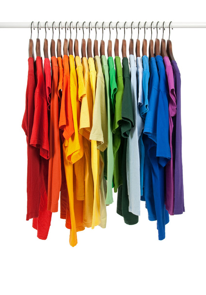Regenbogenfarben, Hemden auf Holzbügeln - Foto, Bild