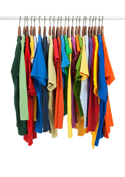 verscheidenheid van veelkleurige shirts op houten hangers - Foto, afbeelding