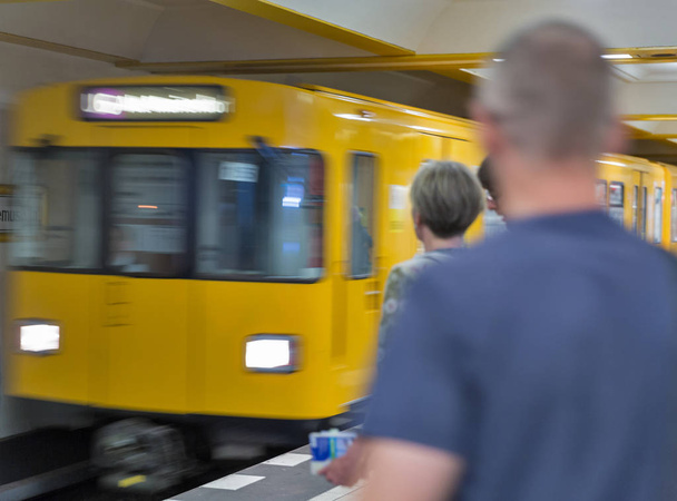 Wazig mensen in de metro van Berlijn, Duitsland - Foto, afbeelding