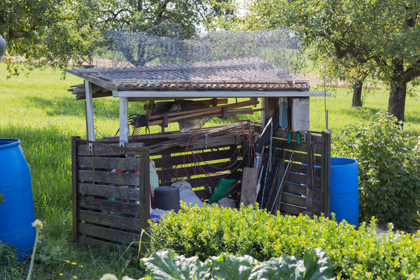 на спекотний літній день у котеджі сад різних хатин і невеликий скрині для зберігання та інструменти садівництва в районі неподалік Штутгарта у Південній Німеччині - Фото, зображення