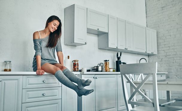 Good morning! Attractive young woman is having rest at home. Girl on kitchen. - Foto, Imagen