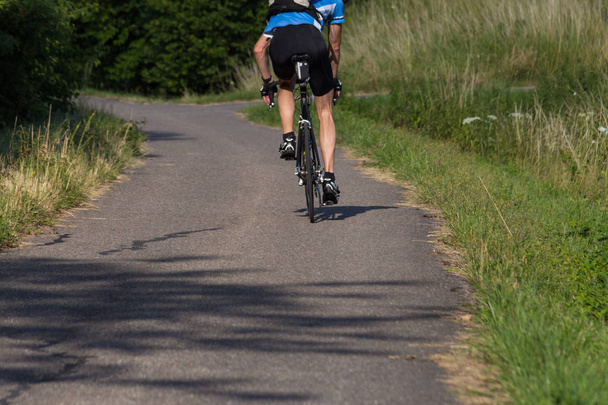 cyclistes faisant de l'exercice sur une piste cyclable en été juillet journée dans le sud de l'Allemagne campagne rurale
 - Photo, image