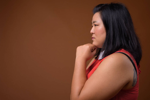 Widok profilu piękne nadwaga kobiety Azjatki myślenia - Zdjęcie, obraz