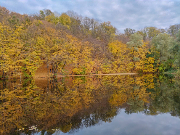 paysage d'automne avec lac et arbres - Photo, image