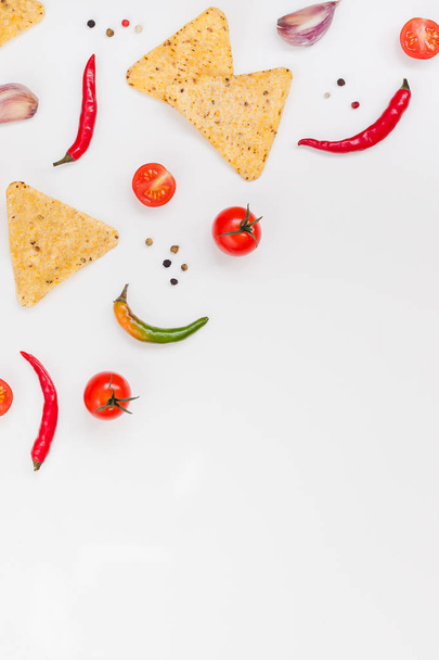 Δημιουργική κάτοψη επίπεδη lay φρέσκο μεξικάνικο φαγητό συστατικών με tortilla nachos τσιπ ντομάτες ασβέστη πιπέρι σκόρδο σε φόντο λευκό τραπέζι με χώρο αντίγραφο. Τροφίμων προετοιμασία μαγειρέματος έννοια καρέ - Φωτογραφία, εικόνα