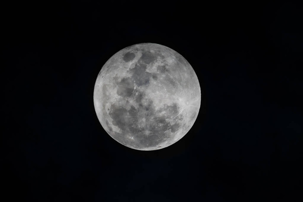 Pleine lune gris sur fond noir
 - Photo, image