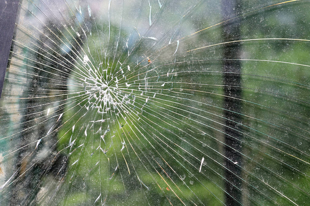 kırık cam taş tarafından neden olduğu bir araç - Fotoğraf, Görsel