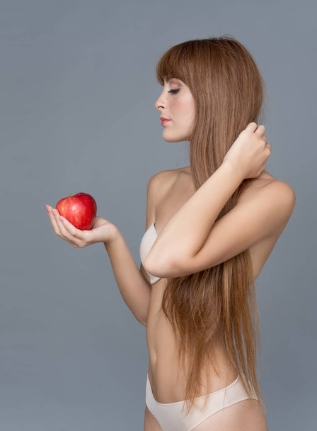 Çeşitli ifade tarafsız arka plan üzerinde elma taze meyve ile genç kız tarafından - Fotoğraf, Görsel