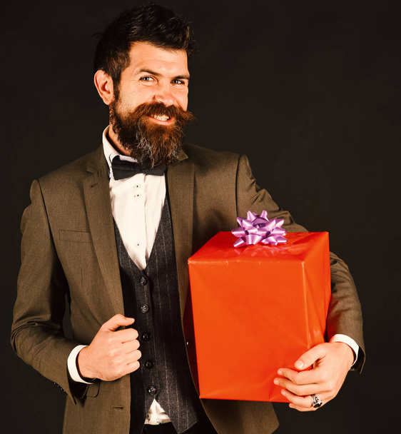 Businessman with happy smiling face and red gift box - Фото, изображение
