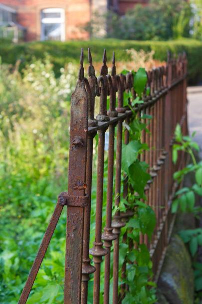 cercas no parque de jardim vintage ao ar livre no dia ensolarado de verão na cidade histórica na alemanha do sul em uma viagem de férias
 - Foto, Imagem