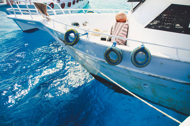 schöne weiße Jacht mitten im Meer. Rotes Meer, Scharm el Scheich. Ägypten. Reise auf einem Boot. - Foto, Bild