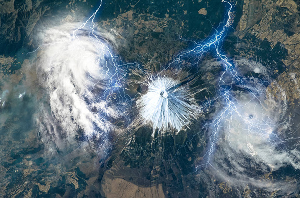 Όρος Φουτζιγιάμα, Ιαπωνία. Χιονισμένα ηφαίστειο Φούτζι περιβάλλεται από δύο σύννεφα τυφώνα και τεράστια ελάφρυνση βίδες, κολάζ. Δορυφορική άποψη. Στοιχεία αυτής της εικόνας επιπλωμένα από τη Nasa. - Φωτογραφία, εικόνα