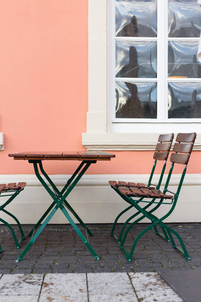 Piwo drewniana tabeli izolowany odkryty Cafe Europejskiej po południu relaksująca puste restauracja w ogrodzie - Zdjęcie, obraz