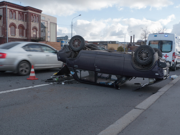 Crash auto, převrácené auto střecha, sanitka s oběťmi nehody - Fotografie, Obrázek