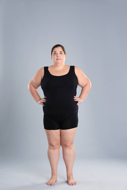 Overweight woman before weight loss on color background - Foto, Bild