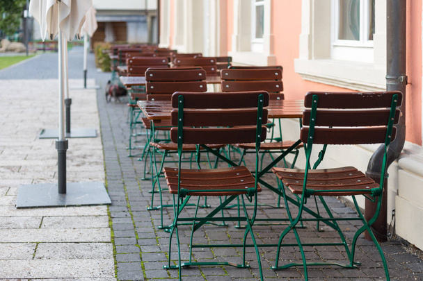 Biergarten Holztisch isoliert im Freien Café europäischen Nachmittag entspannend leer Restaurant - Foto, Bild