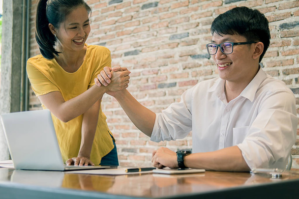 Teamwork verbindet Hände unterstützen zusammen Konzept. Geschäftsteam-Mitarbeiter Brainstorming Meeting-Konzept - Foto, Bild
