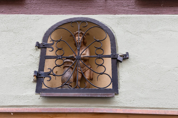 σε μια ιστορική πόλη της Βαυαρίας στη νότια Γερμανία κατά τους θερινούς μήνες παλιά κτίρια ξύλινα ξύλινο πλαίσιο με παράθυρα, πόρτες και deecorations είναι μια romantical μέρος για να έχουν διακοπές ακόμα και στιγμές χαλάρωσης - Φωτογραφία, εικόνα