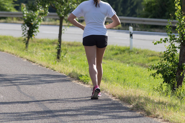 Yaz aylarında açık egzersiz kırsal kırsal Güney Almanya'da genç bayan - Fotoğraf, Görsel