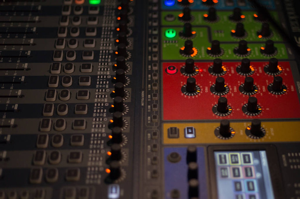 knobs and controller are on the board as well as colored areas which define specific functionality - Fotografie, Obrázek