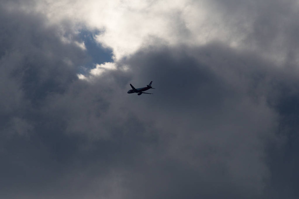 в очень солнечный день в июне в Южной Германии вы видите современный реактивный самолет высоко над
 - Фото, изображение