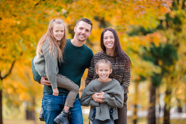 Портрет щасливої сім'ї чотирьох восени
 - Фото, зображення