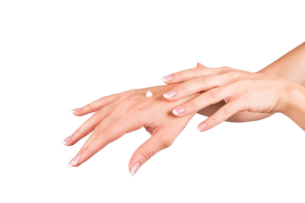 Ženské ruce použitím krém na ruce, bílé pozadí, closeup - Fotografie, Obrázek