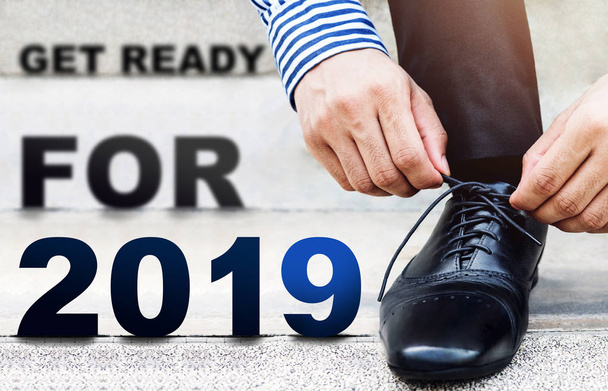 Concepto de año 2019, cordones de corbata de hombre de negocios en la escalera al aire libre, Prepárate para un nuevo desafío, Parte inferior
 - Foto, imagen
