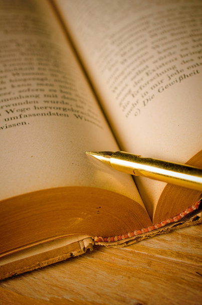 Livro e caneta-tinteiro, um conceito educacional
 - Foto, Imagem