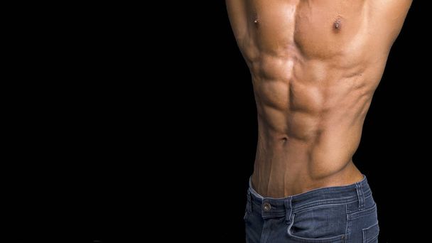 vista de cerca del torso masculino en jeans azules y abdominales perfectos
 - Foto, imagen
