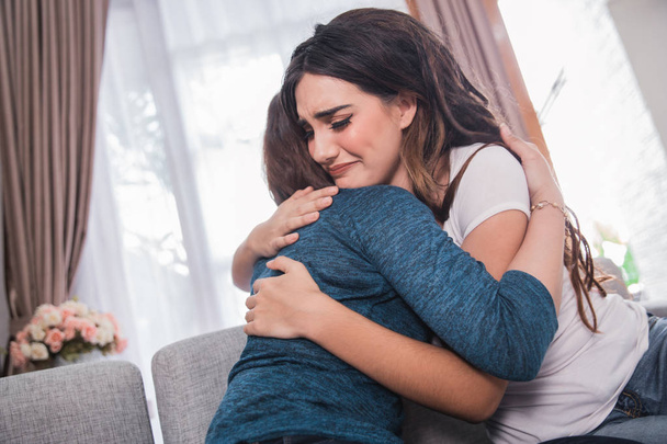 depressive Frau wird von ihrem Freund umarmt - Foto, Bild