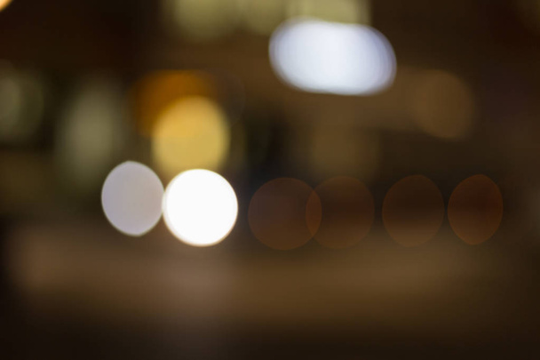 Ночью сияют городские огни с эффектом боке от проезжающего мимо транспорта, а сзади сияют неоновые огни
 - Фото, изображение
