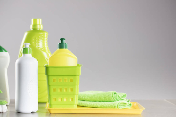 Ház és iroda takarítás megjelöl téma. Meg a színes tisztítási termékek szürke háttér. - Fotó, kép