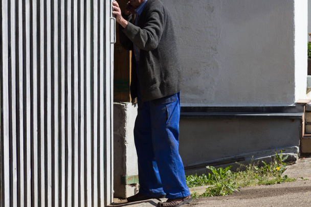 Magas beosztású ember a parasztház vidéken-a Németország déli részén. - Fotó, kép
