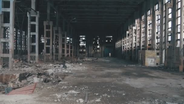 4 k ptaka. Zniszczone opuszczonej fabryce po wojnie, rozbite szkło, zniszczenia, przerażające skład przemysłowe, efekt paralaksy dolly zoom - Materiał filmowy, wideo