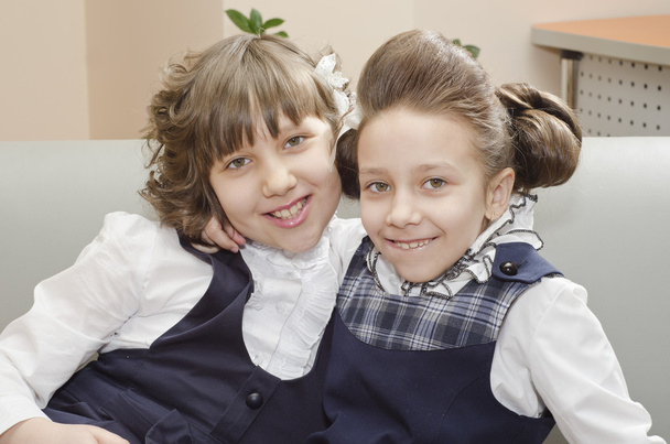 дві молоді красиві дівчата в перукарні
 - Фото, зображення