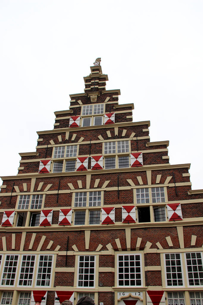 Blick auf ein besonderes historisches Haus in leiden südholländische Niederlande, aufgenommen während einer Stadtrundfahrt in leiden südholländische Niederlande in quer - Foto, Bild