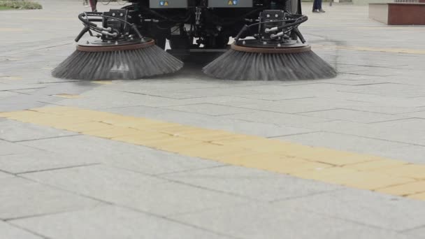 ένα μηχάνημα καθαρισμού οδών - Πλάνα, βίντεο