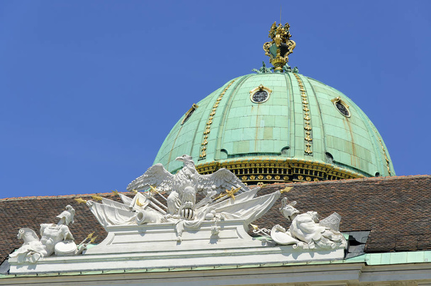 A cúpula do Palácio de Hofburg contra o céu azul no meio-dia de verão
 - Foto, Imagem